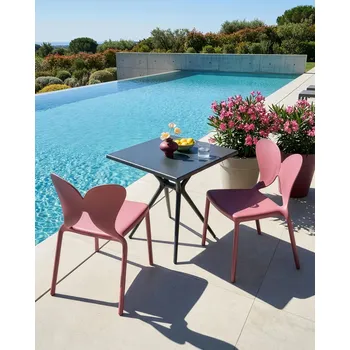 Sada 2 zahradních židlí růžové syntetický materiál plast vnitřní i venkovní použití opěradlo ve tvaru motýla jídelna moderní minimalistický styl Beliani