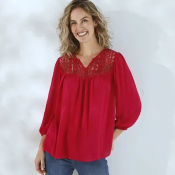 Dámská halenka Jednobarevná kreponová halenka s macramé a 3/4 rukávy malinová 36