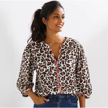 Dámská móda Halenka s výšivkou a 3/4 rukávy, z bavlny s potiskem zvířecí srsti režná/oříšková 48