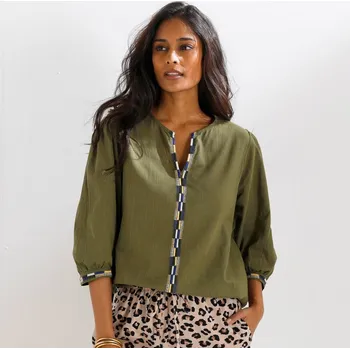 Dámská halenka Jednobarevná halenka s výšivkou a 3/4 rukávy khaki 42