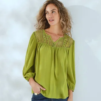 Dámská halenka Jednobarevná kreponová halenka s macramé a 3/4 rukávy mechová 40