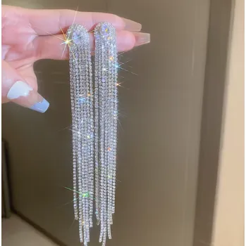 Náušnice B-TOP Elegantní dlouhé klipsové náušnice s krystaly – postříbřené a pozlacené Druh barvy: Stříbrná