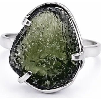 Prsten Stříbrný prsten s neopracovaným vltavínem 2,0cm. x 1,5cm.