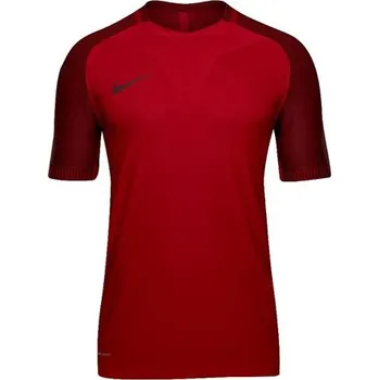 Pánské tričko Nike AeroSwift Strike - Pánské tréninkové triko s krátkým rukávem je lehké a vysoce komfortní tričko, které poskytne maximální podporu po celou dobu fotbalového tréninku od značky Nike, v různém barevném provedení.