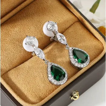 Náušnice B-TOP Elegantní klipsové náušnice ve tvaru kapky se zeleným zirkonem – zlaté / stříbrné Druh barvy: Stříbrná