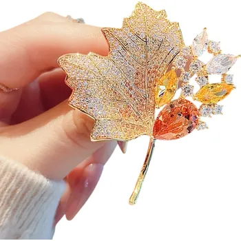 Brož Módní zlatá brož Javorový list Křišťálový povrch Třpytivé barevné kamínky Elegantní rostlinný šperkový doplněk oranžová