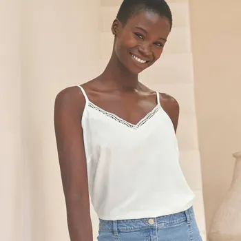 Top s výstřihem do V lemovaným macramé režná 40