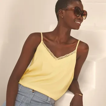 Dámské tričko Top s výstřihem do V lemovaným macramé žlutá 52