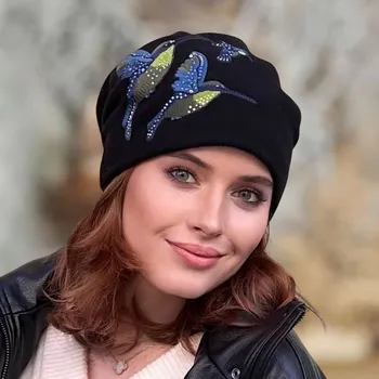 Čepice Krumlovanka Dámská zimní černá čepice s kolibříky 100% vlna Woolmark W-0010/018