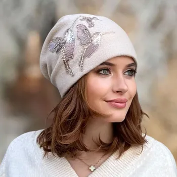 Čepice Krumlovanka Dámská zimní čepice světle béžová s kolibříky 100% vlna W-0010/517