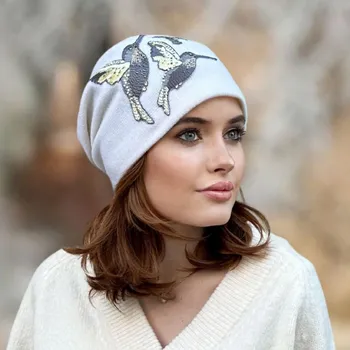 Čepice Krumlovanka Dámská bílá zimní čepice s kolibříky 100% vlna Woolmark W-0010/000