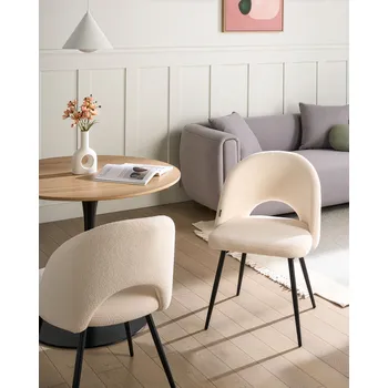 Jídelní židle Sada 2 jídelních židlí krémově bílá čalounění buklé vyříznuté opěradlo černé kovové nohy moderní styl kuchyně jídelna Beliani