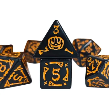 Halloweenské herní kostky 7 ks Černé s oranžovým zdobením pro Dračí doupě RPG stolní hry a roleplay večery