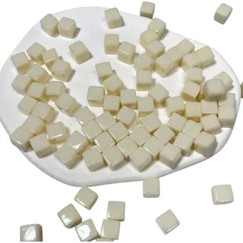 Barevné dekorační kostky 50 ks 8 × 8 × 8 mm Neprůhledné akrylové kostky v plné barvě pro logickou puzzle hru béžova