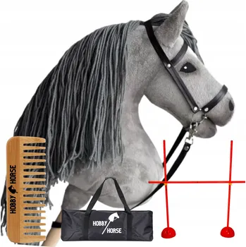 Hobby horsing HOBBY HORSE SADA: KŮŇ NA TYČI A4 + SKOKOVÁ PŘEKÁŽKA 120 CM + HŘEBEN
