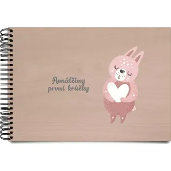 Fotokniha Dřevěné album s kroužkovou vazbou První krůčky se jménem - zajíček