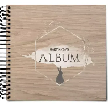 Dřevěné album s kroužkovou vazbou Zajíc ve zlatém šestiúhelníku se jménem