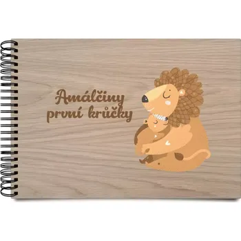 Fotokniha Dřevěné album s kroužkovou vazbou První krůčky se jménem - lvíčci