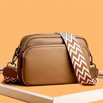 Crossbody kabelka DK105 (Hnědá dámská crossbody kabelka na telefon, doklady, klíče, peněženku, stříbrné kování, široký pásek)
