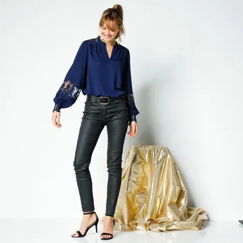 Halenka s krajkou a dlouhými rukávy temně modrá 36