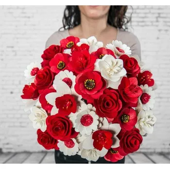 Dárkový potravinový koš Velká dřevěná vonící kytice červená