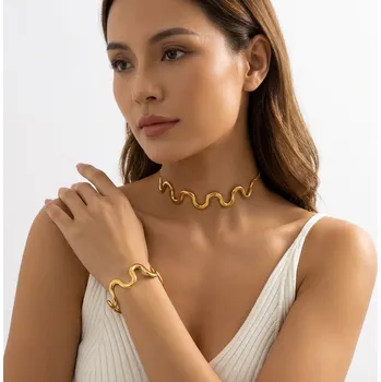 Souprava šperků B-TOP Výrazná zlatá vlnitá sada náhrdelníku a náramku