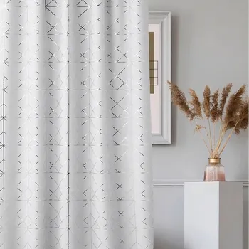 Závěs Elegantní bílý závěs na kruhy se stříbrným geometrickým vzorem 140 x 260 cm