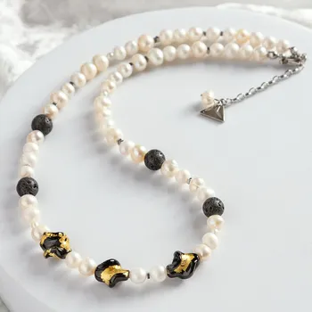 Náhrdelník Lampglas Náhrdelník Lava Pearl s 24karátovým zlatem v perlách Lampglas, říčními perlami, lávovým kamenem a chirurgickou ocelí
