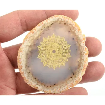 Přírodní kámen Plátek z achátu gravírovaný motiv mandala 34g