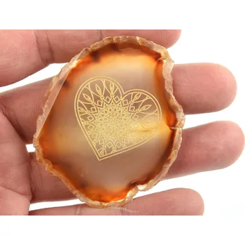Přírodní kámen Plátek z achátu gravírovaný motiv srdce 23g