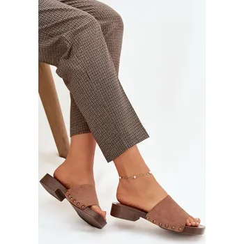 Dámské sandále Ženské pantofle na plochém podpatku se zlatými přezkami Hnědé Girella 38