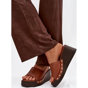 Dámské žabky Dámské nazouváky na platformě se zlatými přezkami camel Arionne 40