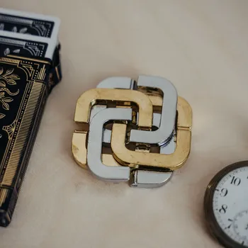 Hlavolam Four leaf clover hlavolam (čtyřlístek) - Odděl 4 části od sebe.