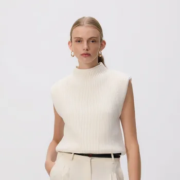 Dámský svetr Reserved - Vesta s ramenními vycpávkami - krémová - 763JL-01X - 763JL-01X-XS