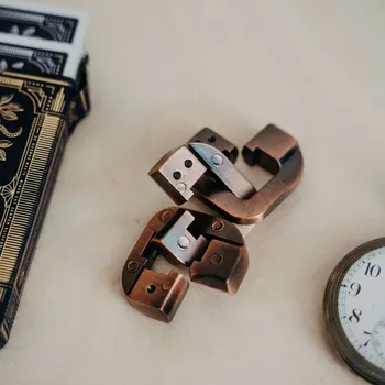 Hlavolam Chain hlavolam - odděl od sebe jednotlivé části. Jeden z nejtěžších.