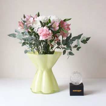 Váza House Doctor Exkluzivní set: Skleněná váza Say / Yellow + aranžovací kroužek Hanataba