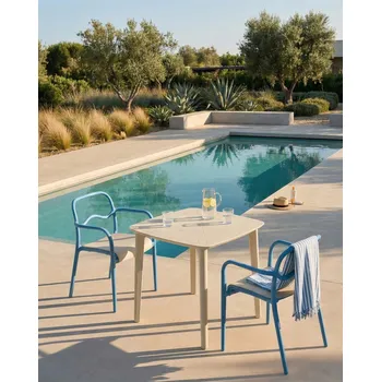 Sada 2 zahradních jídelních židlí modré plastové stohovatelné retro styl vhodné do každého počasí Beliani