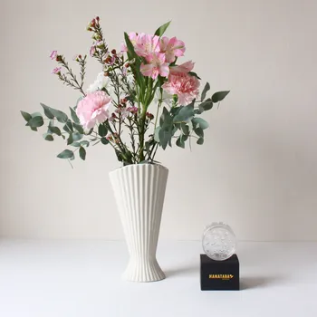 Váza Ferm Living Exkluzivní set: váza Fountain Off White 23&nbsp;cm + aranžovací kroužek Hanataba