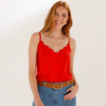 Jednobarevný top s výstřihem do V lemovaným macramé červená 54