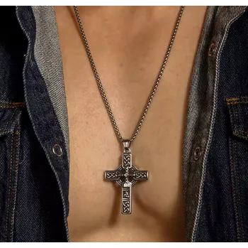 Náhrdelník B-TOP Náhrdelníkz nerezové oceli s křížem zdobeným keltským uzlem