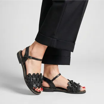 Dámské sandále Dámské černé kožené sandály Letizia s výrazným květinovým zdobením Velikost: 38