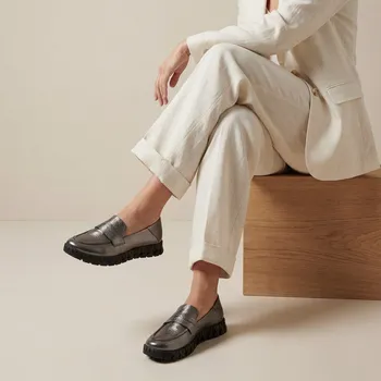 Dámské sandále Dámské stříbrné metalické kožené mokasíny Letizia Velikost: 39