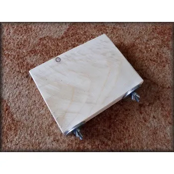 Dřevěné stupátko asi 12 x 9 cm s matkami