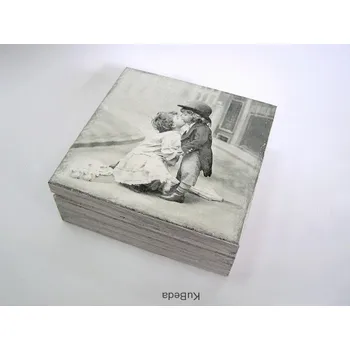 Dárková krabička Dřevěná krabička s víkem 12 x 12 cm - První pusa