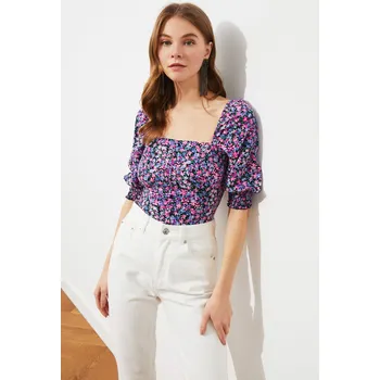 Dámská halenka Trendyol vícebarevná crop halenka s čtvercovým výstřihem a květinovým vzorem Trendyol černá | modrá | růžová | fuchsiová | vícebarevná 1806490
