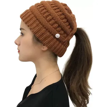 Pokrývka hlavy Zimní čepice s otvorem na culík – hnědá