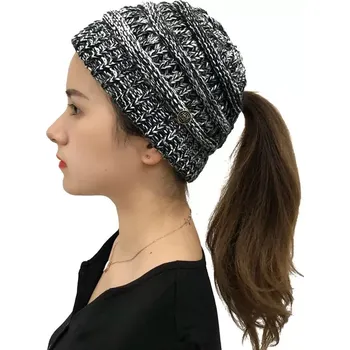 Pokrývka hlavy Zimní čepice s otvorem na culík – černobílá