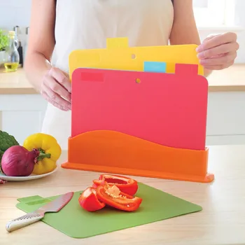 Kuchyňský mlýnek Sada 4 krájecích prkének se stojánkem Každé 29,4 x 21,5 x 0,2 cm. Celkové rozměry se stojanem: 33,5 x 7 x 25 cm.