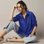 Košilová halenka s anglickou výšivkou modrá 52