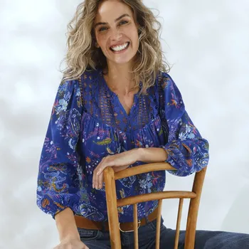 Dámská halenka Kreponová halenka s macramé a 3/4 rukávy, s potiskem modrá/žlutá 40